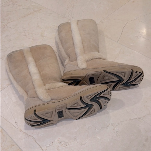 UGG Cozy Tan Shearling-Lined Women's Boots - Picture 11 of 13